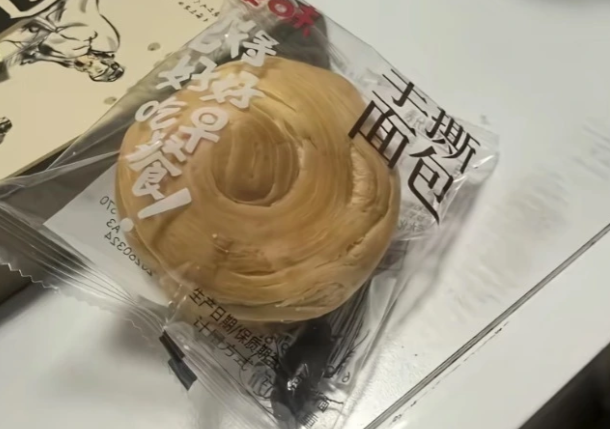网购面包惊现蟑螂引热议！食品安全为何失守？