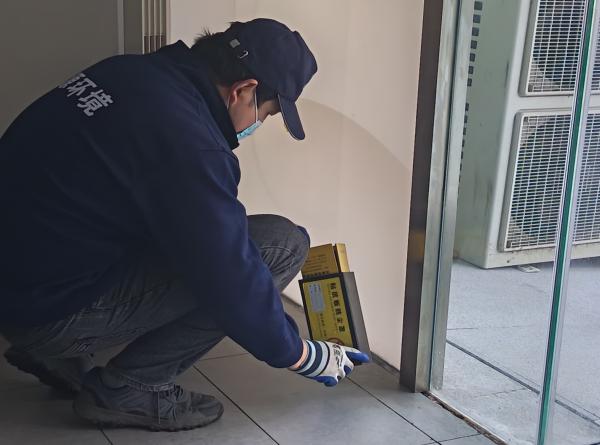 灭鼠公司教学：巧用粘鼠板，老鼠来一只抓一只！